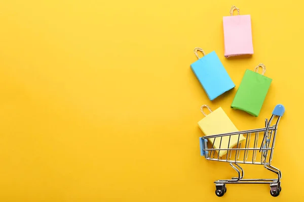 Small Paper Shopping Bags Shopping Cart Yellow Background — Stock Photo, Image