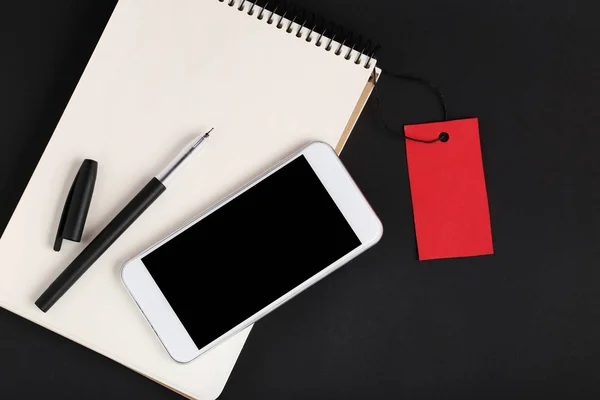 Красная Бирка Ноутбуком Смартфоном Черном Фоне — стоковое фото