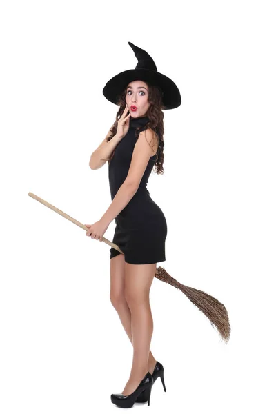 Jonge Vrouw Halloween Kostuum Met Bezem Geïsoleerd Witte Achtergrond — Stockfoto