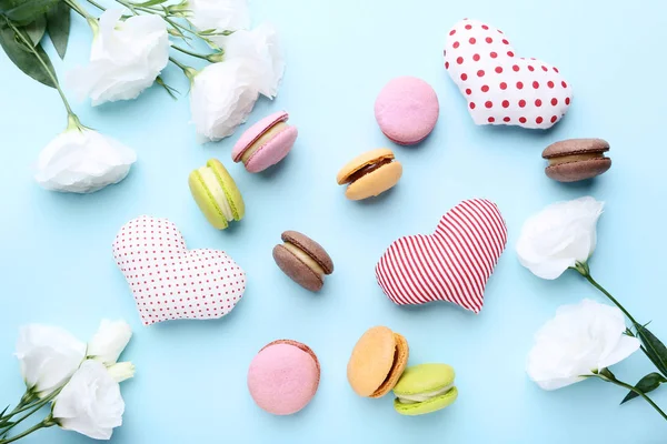 Eustoma çiçekler nane arka plan üzerinde renkli macarons