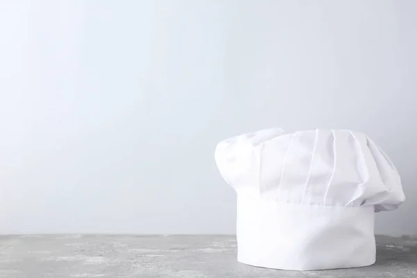 Sombrero Chef Blanco Sobre Mesa Gris — Foto de Stock