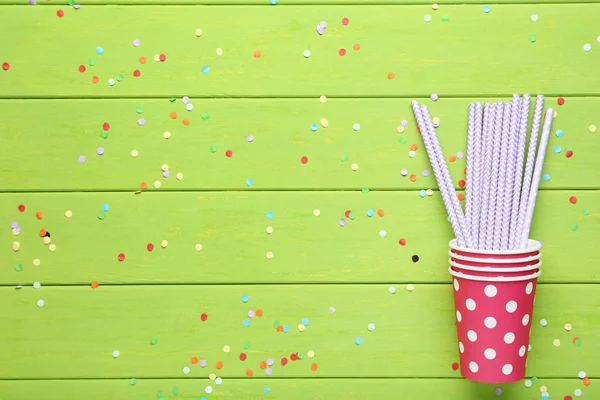 Roze Papieren Bekers Met Rietjes Confetti Groene Houten Achtergrond — Stockfoto