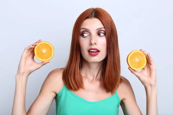 Vacker Rödhårig Kvinna Med Halvorna Orange Frukt Grå Bakgrund — Stockfoto