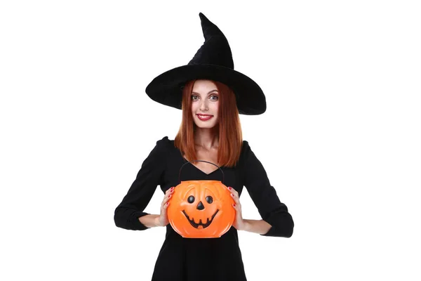 Mujer Pelirroja Traje Halloween Sosteniendo Cubo Calabaza Sobre Fondo Blanco —  Fotos de Stock