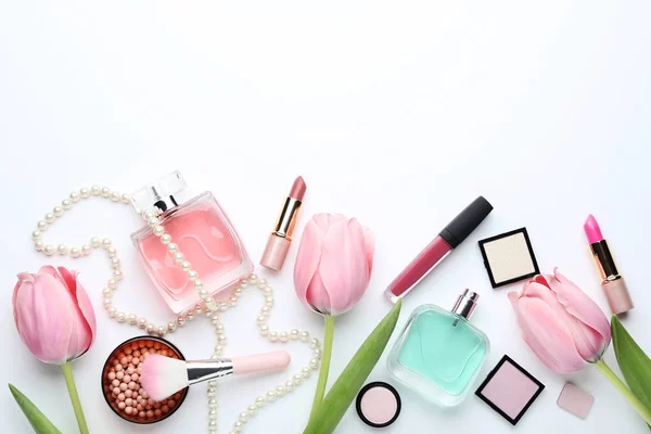 Kosmetyki Makijażu Butelki Perfum Kwiatów Tulipanów Białym Tle — Zdjęcie stockowe