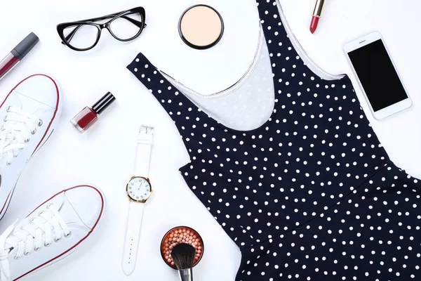 Elegante Ropa Femenina Con Cosméticos Maquillaje Accesorios Sobre Fondo Blanco — Foto de Stock