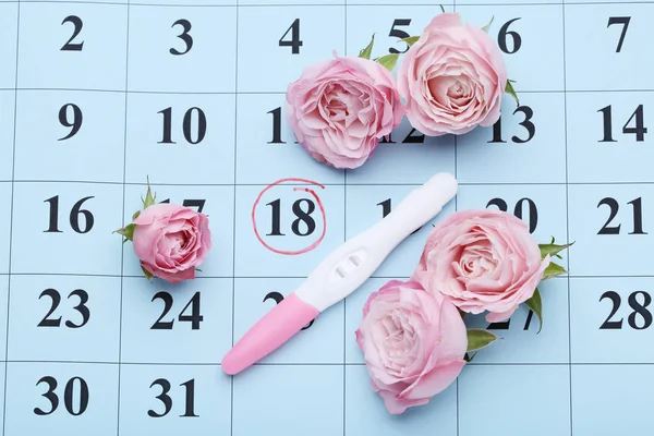 Prueba Embarazo Con Flores Rosa Calendario Papel —  Fotos de Stock