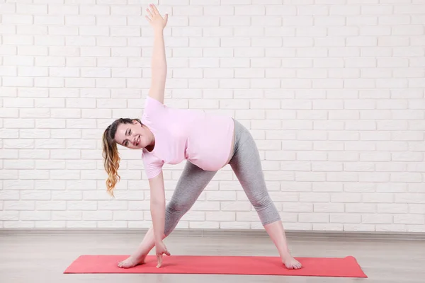 Unga Gravid Kvinna Gör Övningar Tegel Vägg Bakgrund — Stockfoto