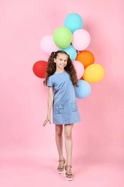 Menina Com Balões Coloridos Fundo Rosa — Fotografia de Stock