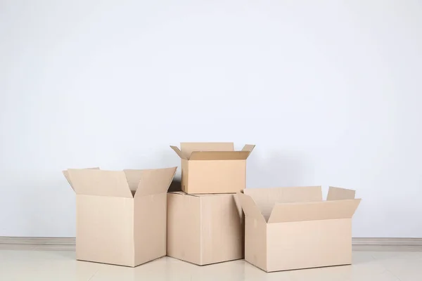 Cajas Cartón Abiertas Sobre Fondo Gris — Foto de Stock