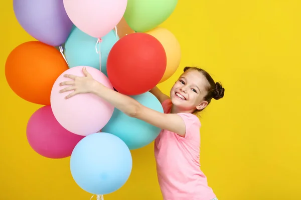 Hermosa Joven Con Globos Colores Sobre Fondo Amarillo — Foto de Stock