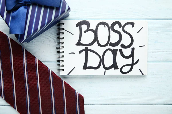 Inscripción Boss Day Cuaderno Con Caja Regalo Corbata Madera Blanca — Foto de Stock