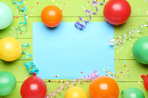 Kleurrijke Ballons Met Blanco Papier Vel Groene Houten Achtergrond — Stockfoto