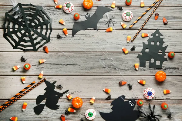 Halloween Bonbons Mit Papierdekoration Auf Holztisch — Stockfoto