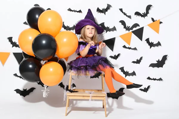 Ung Flicka Halloween Kostym Med Ballonger Vit Bakgrund — Stockfoto