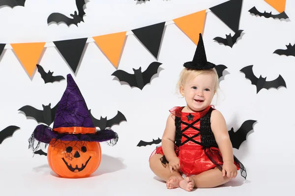 Kislány Műanyag Fehér Alapon Tök Halloween Jelmez — Stock Fotó