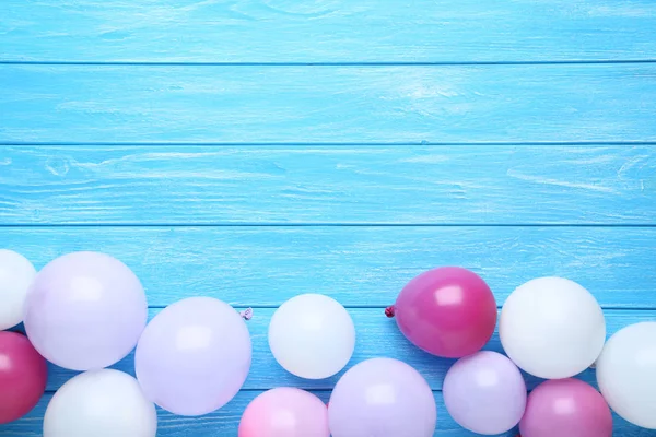 Mavi Ahşap Arka Plan Üzerinde Renkli Balonlar — Stok fotoğraf