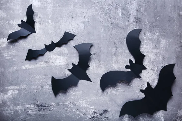 Gri arkaplanda Cadılar Bayramı kağıt yarasaları