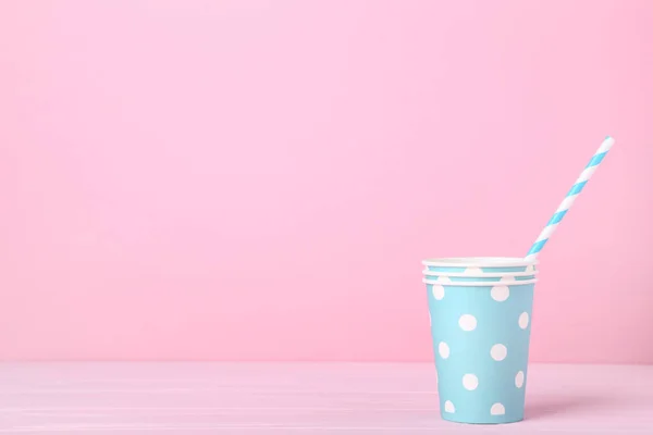 Tazas Papel Azul Estampado Apiladas Con Paja Sobre Fondo Rosa —  Fotos de Stock