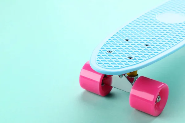 Gros Plan Penny Board Coloré Sur Fond Menthe — Photo