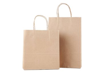 Beyaz arka plan üzerinde kahverengi kağıt poşetler