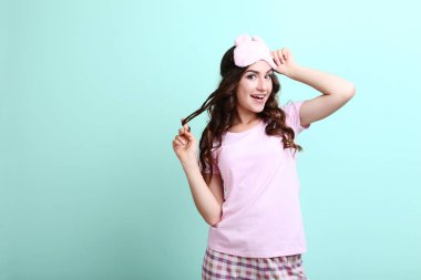 Uyku maskesi nane arka plan üzerinde ile güzel kız