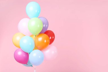 pembe bir arka plan üzerinde renkli balonlar demet