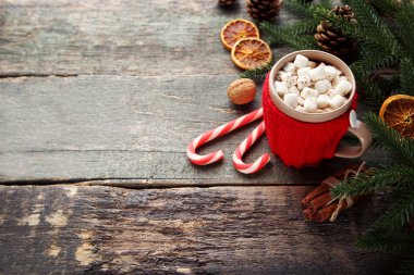 Kapuçino hatmi kupa Noel dekorasyonları ahşap tablo ile