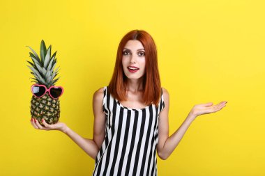 Ananas sarı zemin üzerine kadınla güzel redhaired