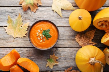Tohum ve maydanoz ahşap masa üzerinde kase kabak çorbası
