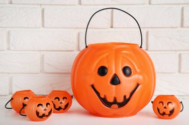 Cadılar Bayramı tuğla duvar arka plan üzerinde kovaları