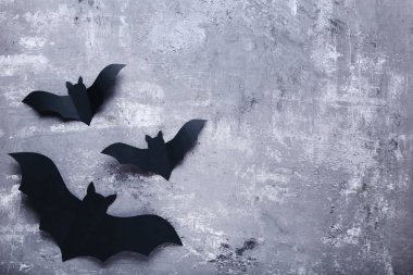 Gri arkaplanda Cadılar Bayramı kağıt yarasaları