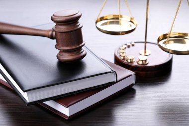 Kitap ve ahşap masa üzerindeki ölçekleri ile Yargıç tokmak