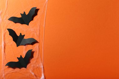 Halloween Kağıt yarasalar turuncu zemin üzerine örümcek ağı içinde