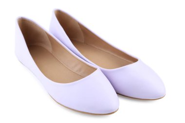 Beyaz arka planda izole edilmiş mor kadın ayakkabıları.