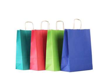 Beyaz arka plan üzerinde renkli alışveriş torbaları