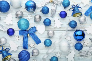 Beyaz ahşap masa üzerinde Noel süsleri