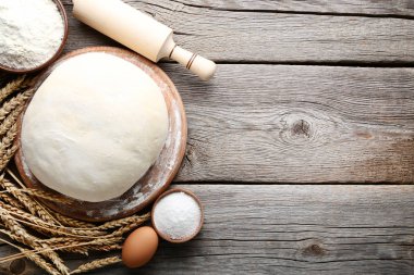 Gemide çiğ hamur oklavayla ve malzemeler ahşap tablo