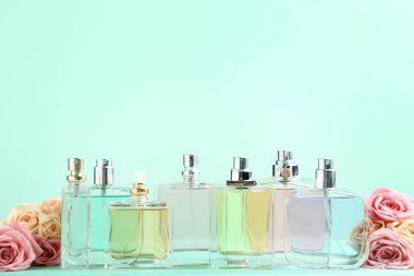 Parfüm şişeleri nane zemin üzerine güllü