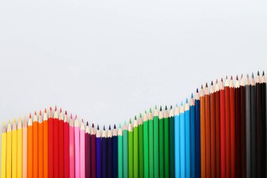 Dalga şekli gri arka plan üzerinde renkli kalemler