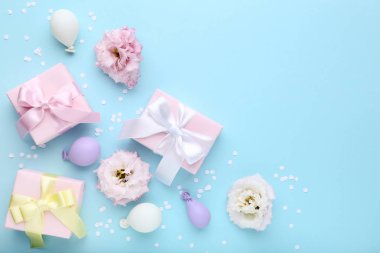 Hediyelik kutu mavi zemin üzerine konfeti ve eustoma çiçekli