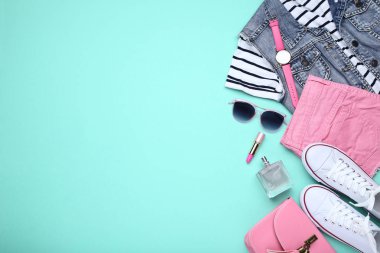 Son Moda Bayan giyim aksesuar ve parfüm şişesi nane arka plan üzerinde