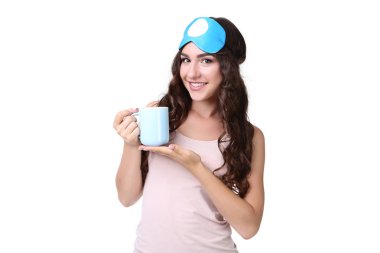 Uyku maskesi ve beyaz arka plan üzerinde çay ile güzel kız
