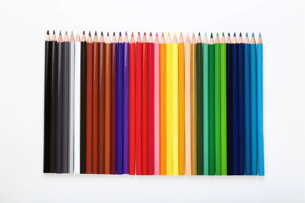 Crayons Couleur Dans Une Rangée Sur Fond Blanc — Photo