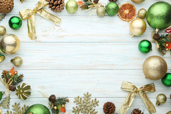 Рождественские украшения на белом деревянном столе
