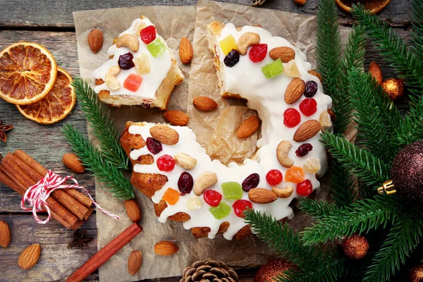 Gâteau Bundt Avec Branches Sapin Boules Sur Table Bois — Photo