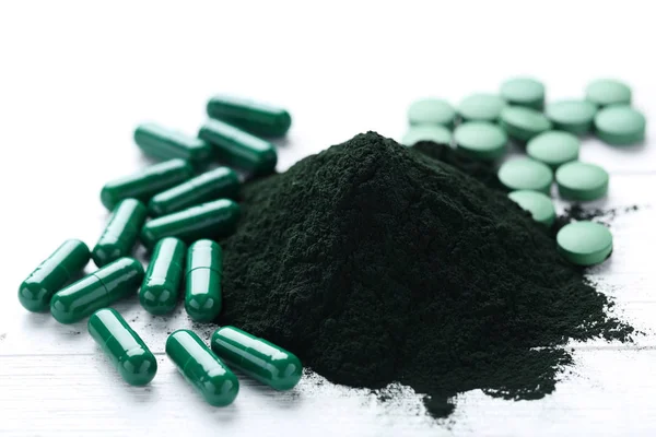 Espirulina Polvo Montón Comprimidos Madera Blanca — Foto de Stock