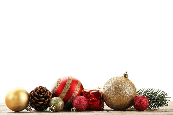 Kerstballen Met Luxe Geschenketui Schuin Uitlopend Witte Achtergrond — Stockfoto