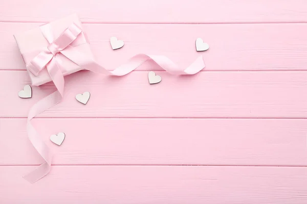 Geschenkbox Mit Kleinen Weißen Herzen Auf Rosa Holzhintergrund — Stockfoto