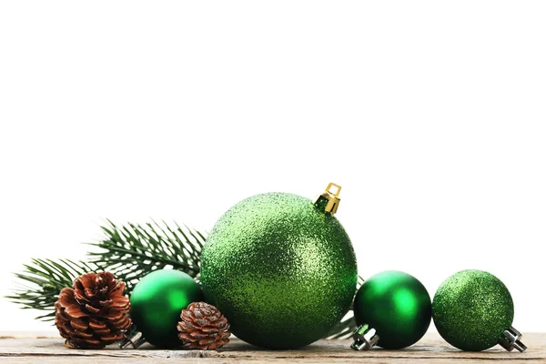 Groene Kerstballen Met Kegels Houten Oppervlak — Stockfoto
